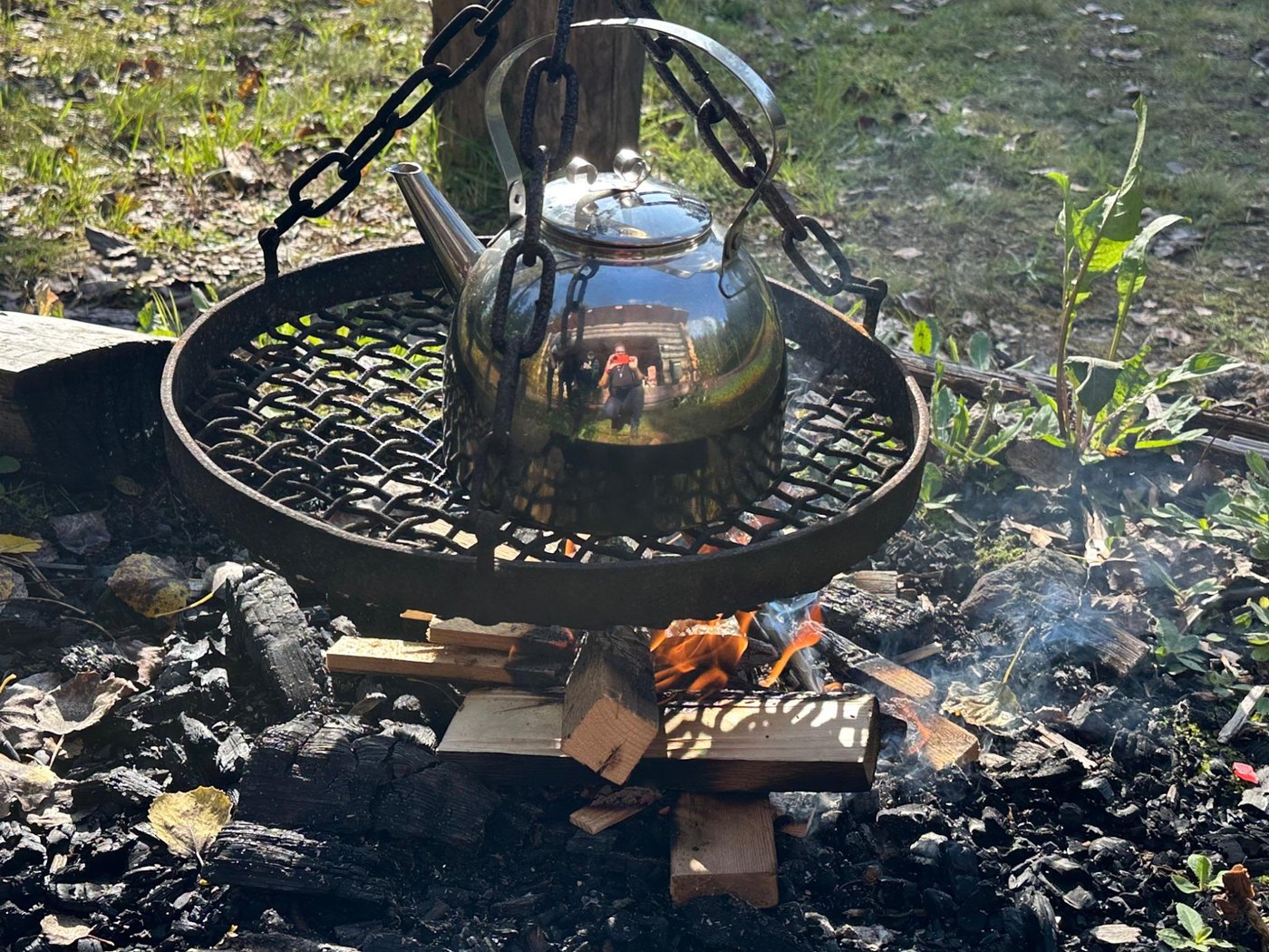 Kahvipannu nuotiolla luonnon keskellä