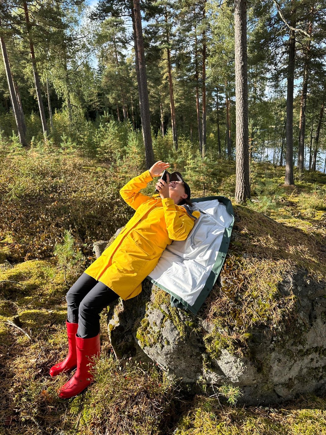 Lepotuoli metsässä järven lähellä