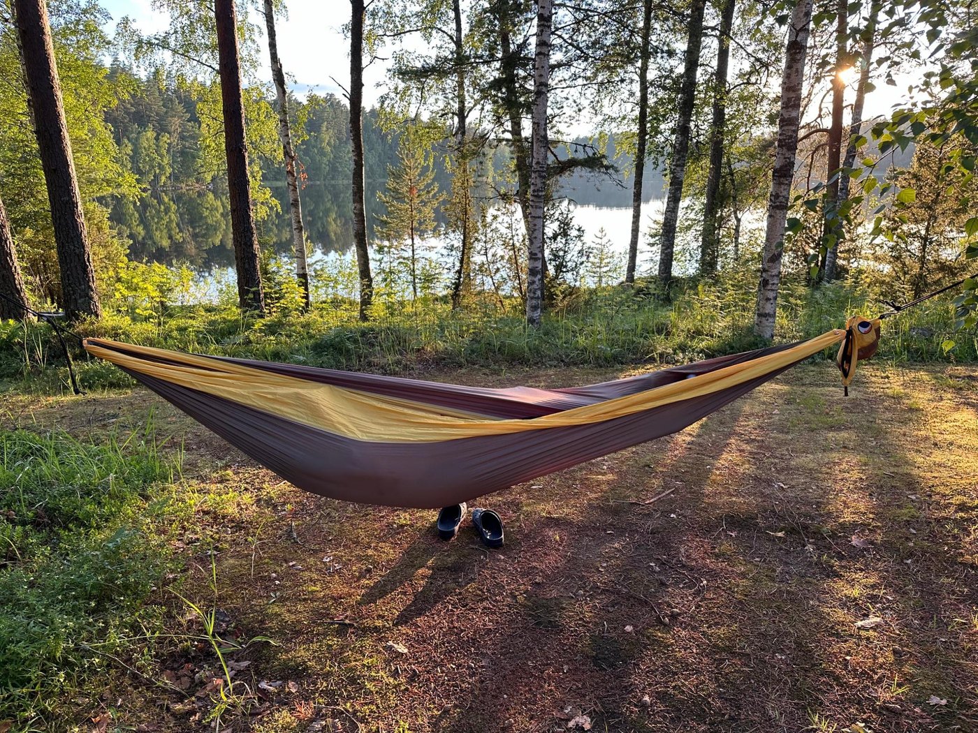 Riippumatto metsässä järvimaiseman äärellä